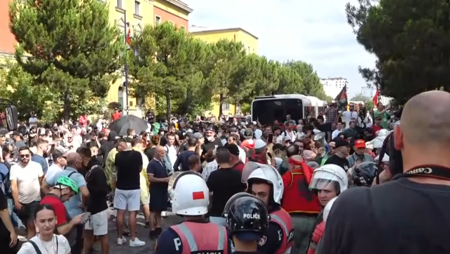 Protestuesit zhvendosin tubimin nga Parlamenti në bulevardin “Dëshmorët e Kombit” dhe Unazën e Tiranës (VIDEO)