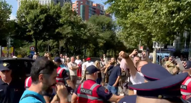 Balla publikon pamjet e policit të plagosur nga tensionet jashtë Kuvendit: Kjo nuk është më protestë paqësore, por terrorizëm
