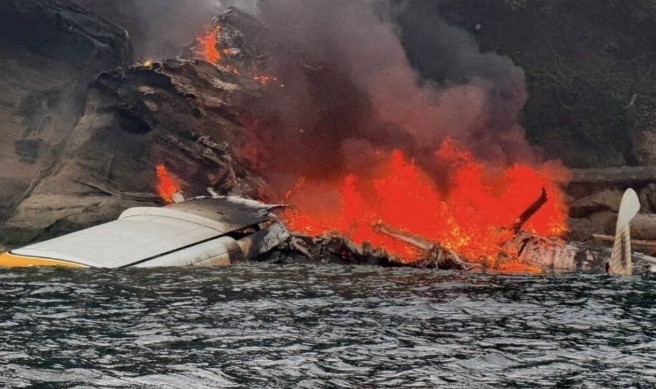 Momente paniku në SHBA, hidroavioni shpërthen në flakë pas uljes emergjente në det. Shpëtojnë të 11 personat në bord (VIDEO)