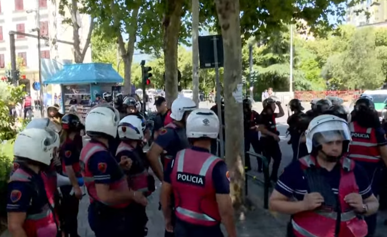 Policia vijon shoqërimet e protestuesve, tensionohet situata jashtë Kuvendit