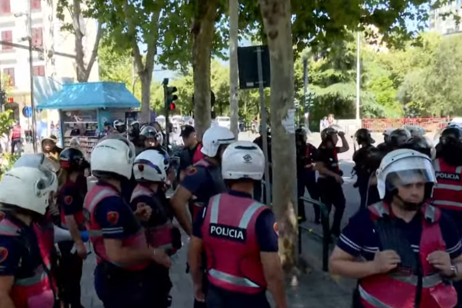 Policia vijon shoqërimet e 4 protestuesve të tjerë, tensionohet situata jashtë Kuvendit
