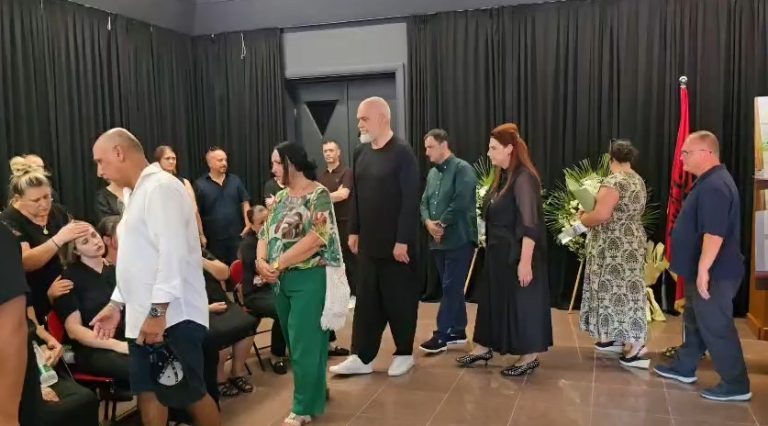 Mbahen homazhe për gazetarin Enrik Mehmeti, i pranishëm edhe kryeministri Rama