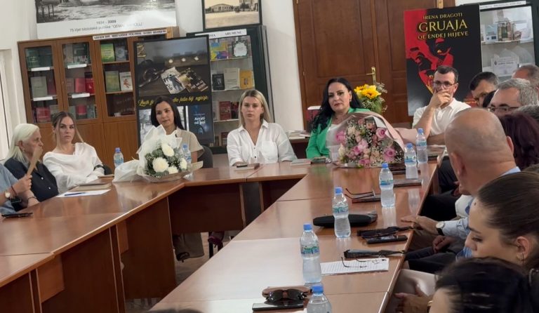 “Gruaja që endej hijeve” i shkrimtares Irena Dragoti, promovohet në Elbasan