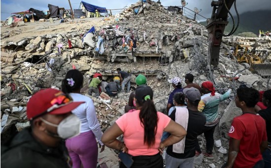 Një muaj pas tërmeteve vdekjeprurëse, venezuelianët ende kërkojnë të dashurit e tyre nën rrënoja