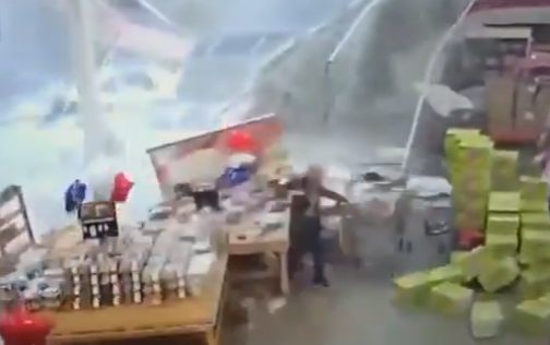 Shembet çatia e një marketi në New Jersey, shpëtojnë mrekullisht të gjithë blerësit (VIDEO)