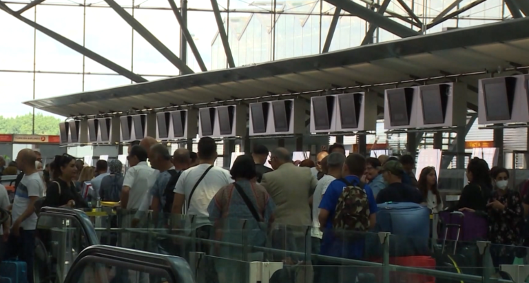 Aeroportet evropiane në alarm, sistemi EES sjell vonesa dhe radhë të gjata