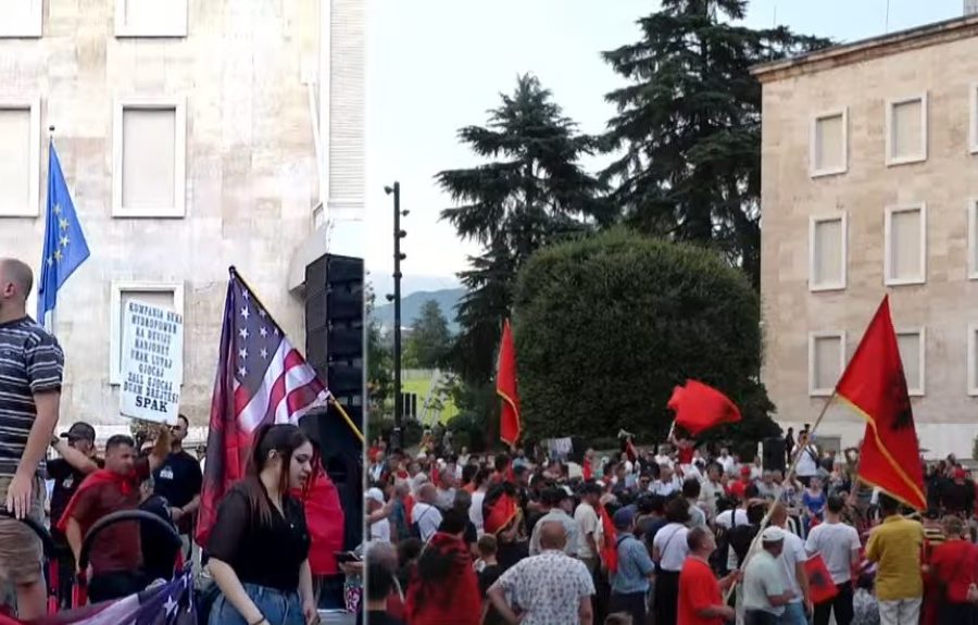 Sot dita e 39-të e protestës, qytetarët para Kryeministrisë mbajnë fjalimet e tyre