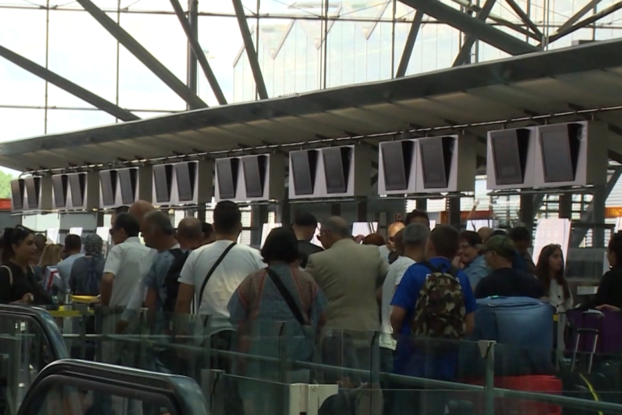 Aeroportet evropiane në alarm, sistemi EES sjell vonesa dhe radhë të gjata