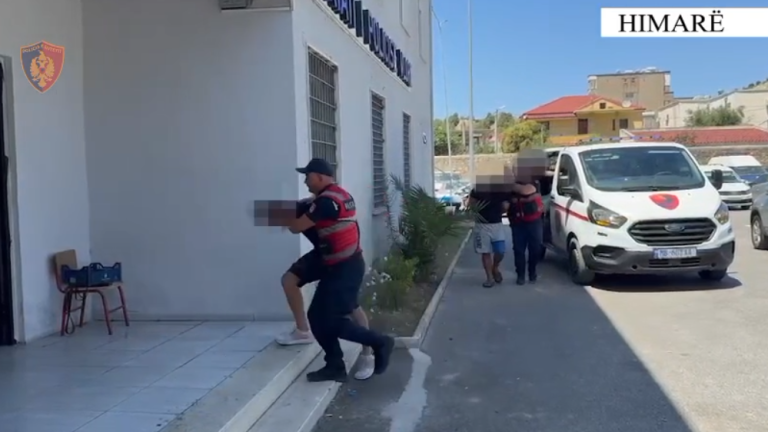 Mbajtën peng dhe kërcënuan një 70-vjeçar në shtëpinë e tij për ta grabitur, arrestohen 3 persona në Himarë