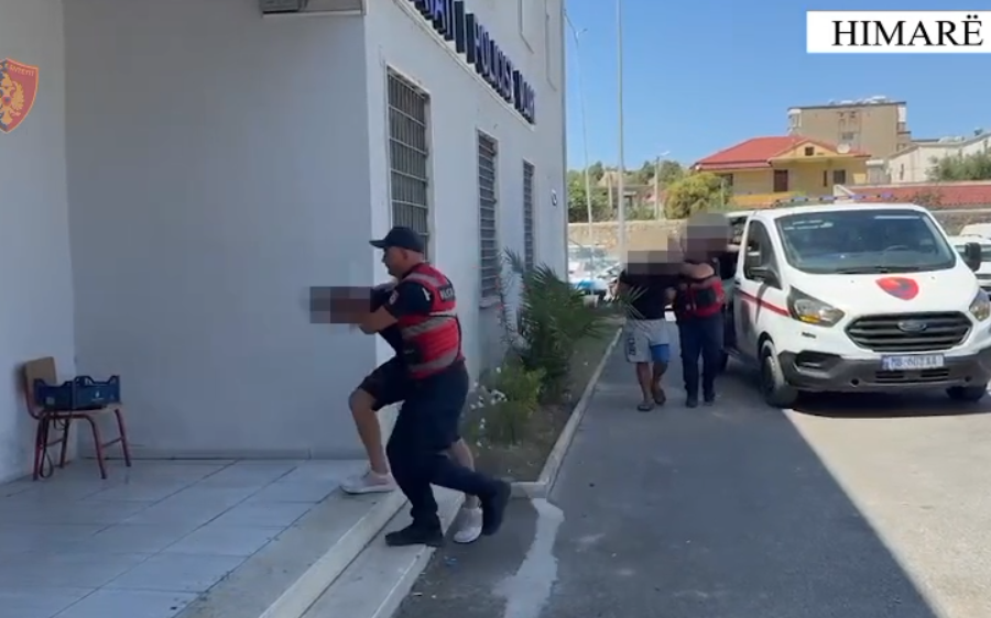 Mbajtën peng dhe kërcënuan një 70-vjeçar në shtëpinë e tij për ta grabitur, arrestohen 3 persona në Himarë