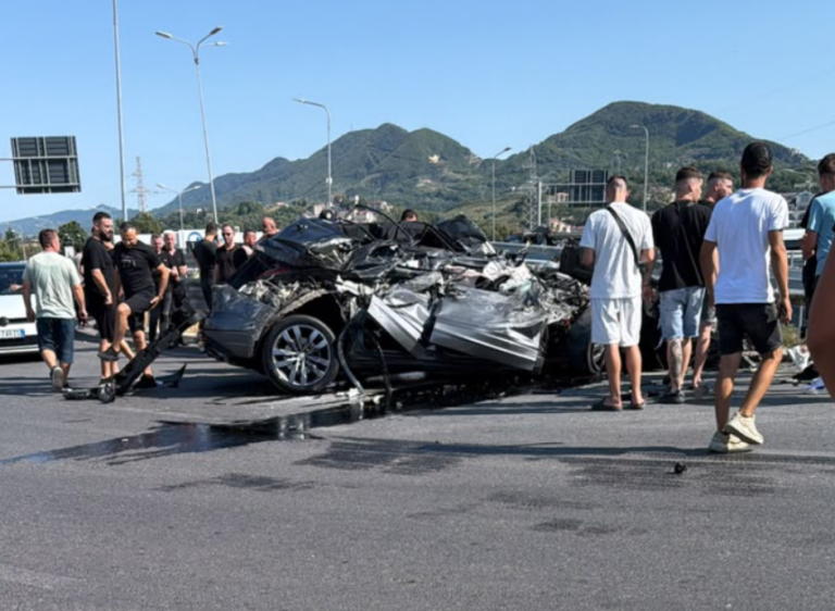 Policia zbardh aksidentin: 1 i vdekur dhe 2 të plagosur; kamioni me pompë betoni u përplas me një automjet dhe ra nga ura