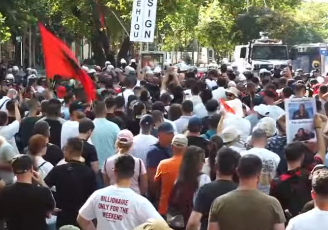 Tensionet para Kuvendit, shtohen masat e policisë. Mbërrin edhe një makinë ujëhedhëse