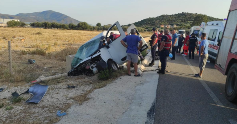 Po shkonin për punë në bregdet, furgoni aksidentohet në Fushë Dukat, 1 i vdekur dhe 5 të plagosur