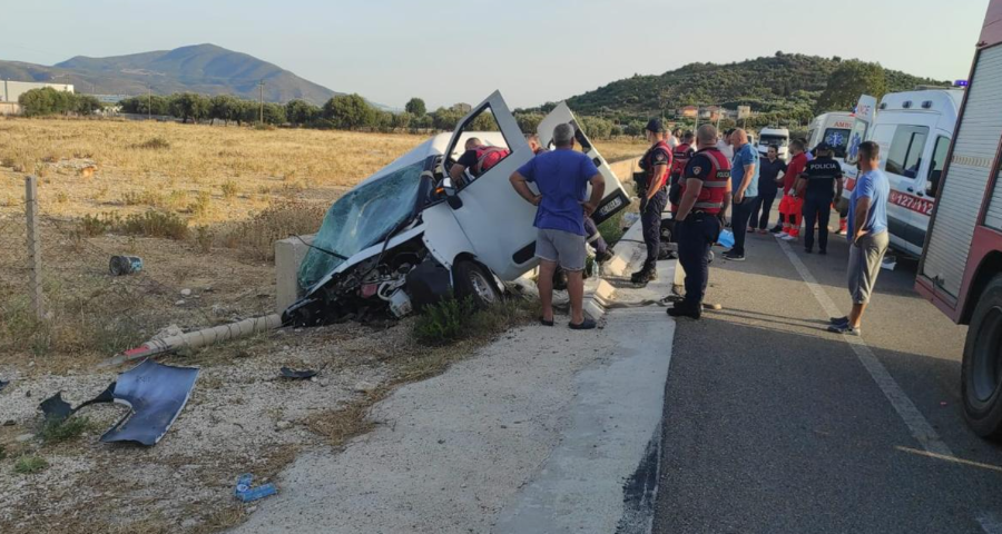 Aksidentohet furgoni me punëtorë që po shkonin në bregdet, 1 i vdekur dhe 5 të plagosur në Fushë Dukat (VIDEO)