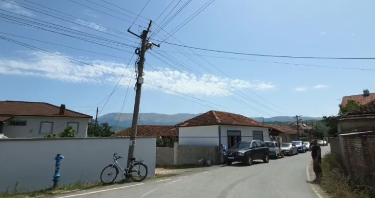 Ra në kontakt me rrymën, elektriçisti humb jetën gjatë riparimit të defektit në Pogradec (EMRI)