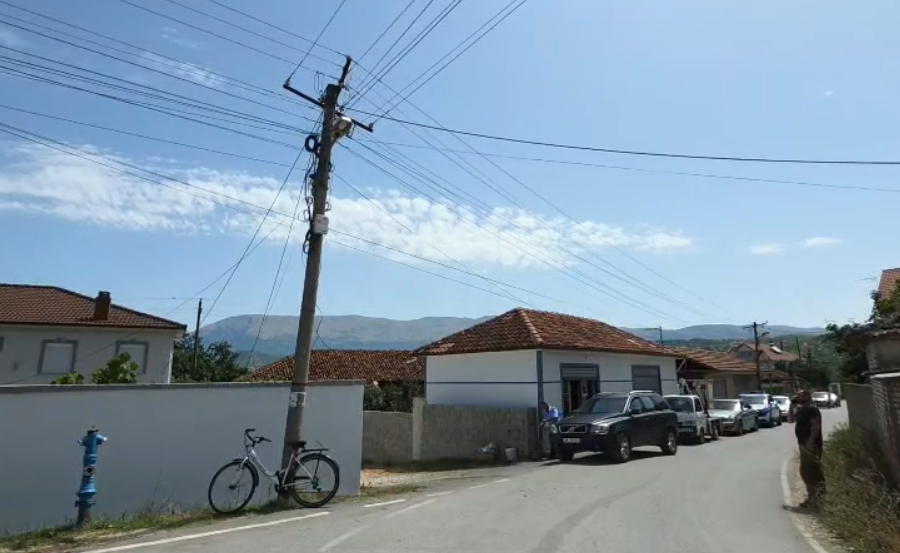 Ra në kontakt me rrymën, elektriçisti humb jetën gjatë riparimit të defektit në Pogradec (EMRI)