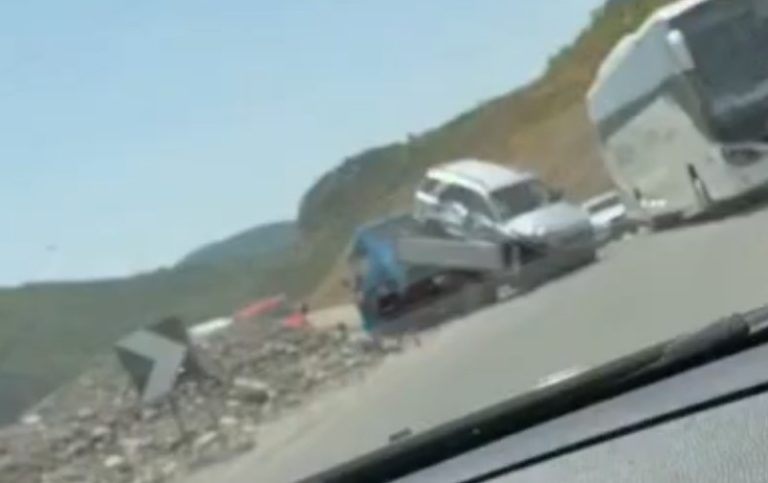 Aksidentohet një karrotrec në aksin Librazhd-Elbasan, detajet e para (VIDEO)