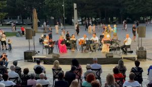 Serenatat si dikur, “rikthehet” artistja Zhani Sulioti