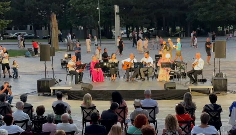 Serenatat si dikur, “rikthehet” artistja Zhani Sulioti