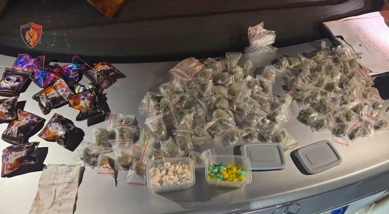Iu gjetën 300 doza kokainë dhe kanabis gati për shitje, vihet në pranga 16-vjeçari në Tiranë. Në kërkim bashkëpunëtorët