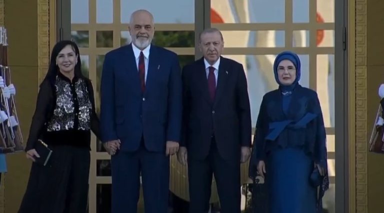 Rama mbërrin në Ankara, pjesë e darkës zyrtare të samitit të NATO-s (VIDEO)