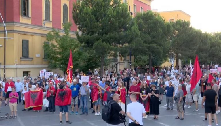 Sot dita e 38-të e protestës, qytetarët i drejtohen Kryeministrisë për të mbajtur fjalimet e tyre