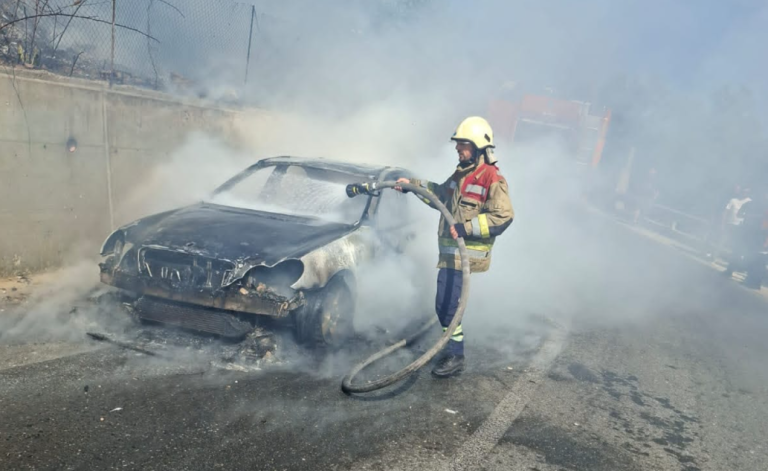 Digjet një automjet në rrugën drejt Kaninës, dyshohet për defekt teknik