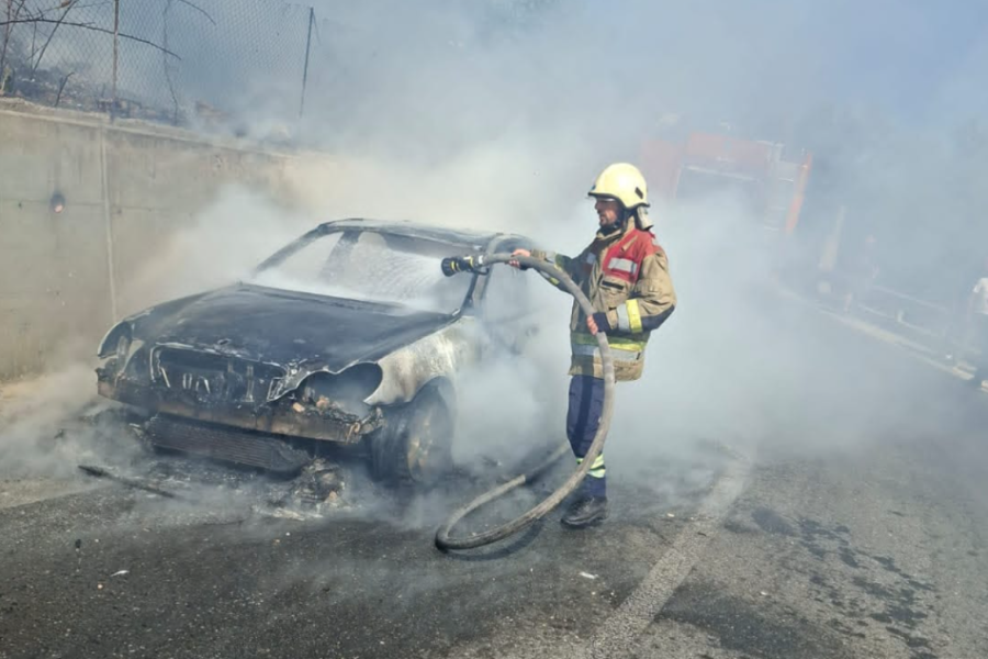 Digjet një automjet në rrugën drejt Kaninës, dyshohet për defekt teknik