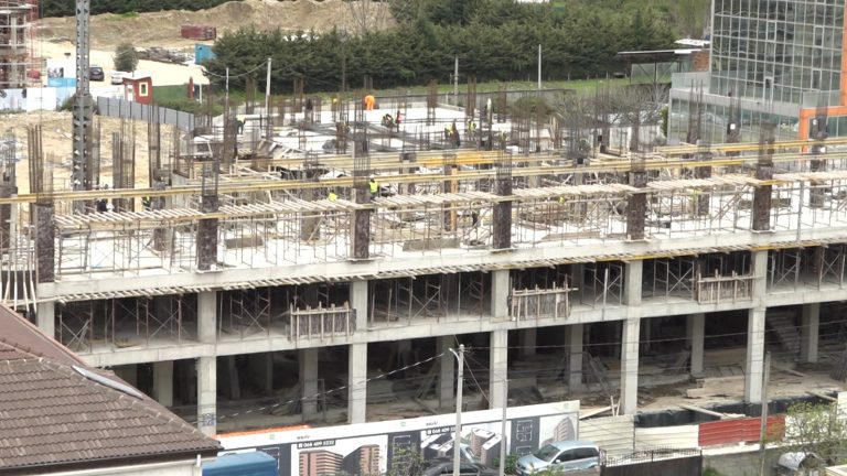 Ndërtimi, sektori më i varur nga kreditë, 43% e firmave kanë hua