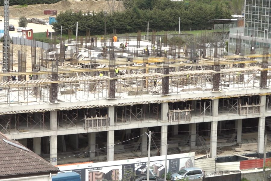 Ndërtimi, sektori më i varur nga kreditë, 43% e firmave kanë hua