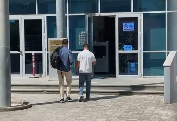 Seanca paraprake, ish-kryebashkiaku i Divjakës paraqitet në GJKKO (VIDEO)