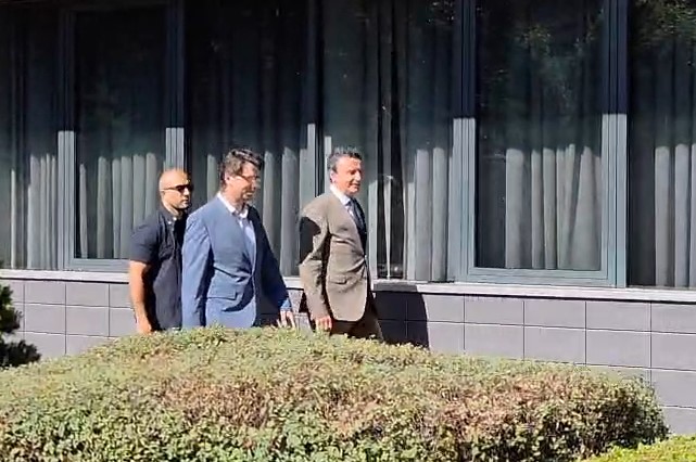 Takim me Hamzën dhe Abdixhikun për formimin e institucioneve të reja, Kurti mbërrin në ambientet e Kuvendit (VIDEO)