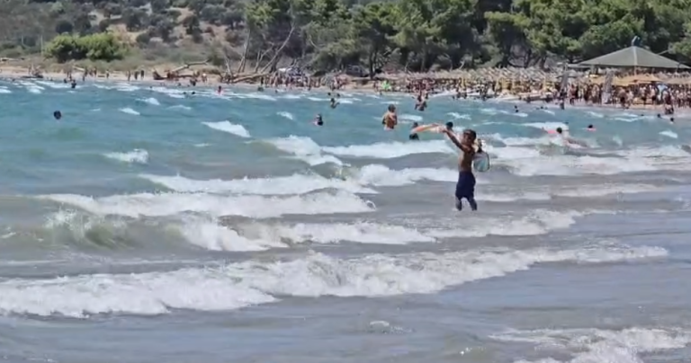 Dallgë të mëdha dhe erë e fortë në Vlorë, ngrihet flamuri i kuq në plazhe (VIDEO)
