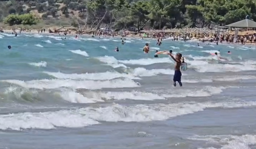 Dallgë të mëdha dhe erë e fortë në Vlorë, ngrihet flamuri i kuq në plazhe (VIDEO)