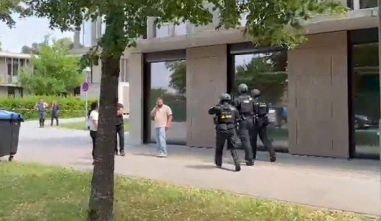 Sulm me thikë në një shkollë në Gjermani, 16-vjeçari plagos rëndë dy nxënëse