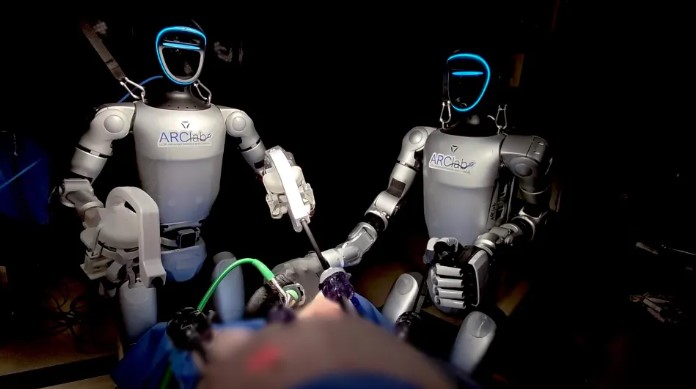 Robotët humanoide kryejnë ndërhyrje kirurgjikale për herë të parë