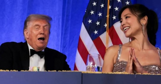 Trump merr pjesë në Darkën e Korrespondentëve pas sulmit me armë. Sulme, fyerje dhe batuta me gazetarët