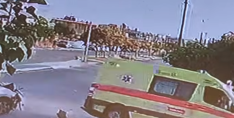 Dalin pamjet e aksidentit të ambulancës në Greqi, momenti kur përmbyset pas përplasjes