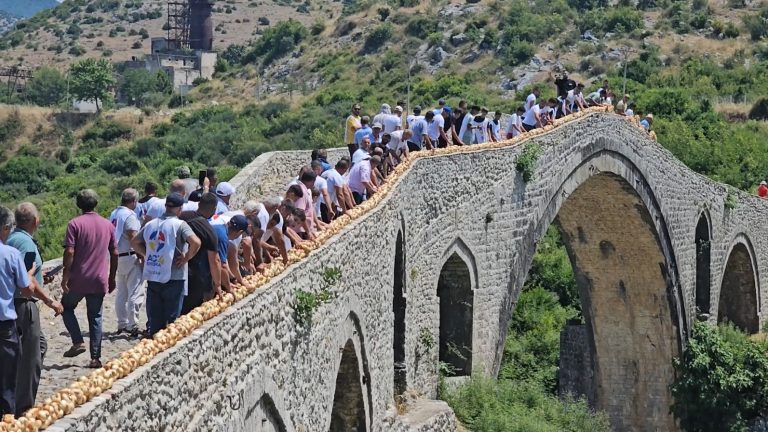 Fermeri nga Postriba realizon vargun 110 metra me qepë mbi Urën e Mesit