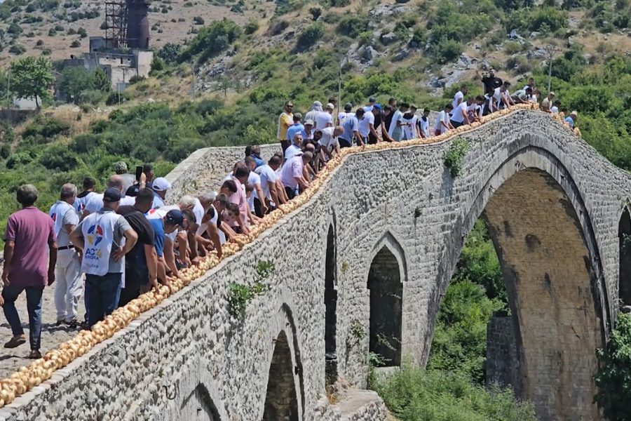 Fermeri nga Postriba realizon vargun 110 metra me qepë mbi Urën e Mesit