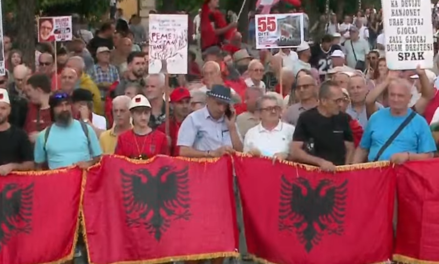 Protesta nuk ndalet edhe pas “Besës” së Ramës, qytetarët mblidhen në ditën e 55-të përballë Kryeministrisë