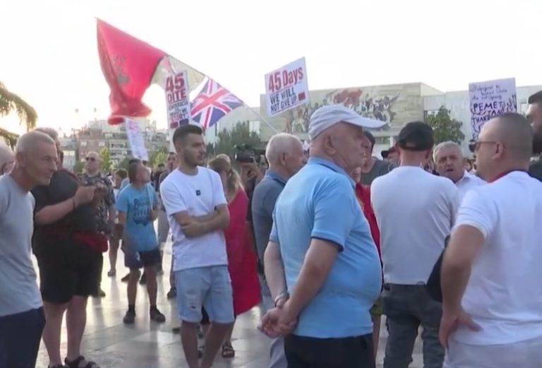 Dita e 45-të e protestës, nis grumbullimi i qytetarëve në Sheshin “Skënderbej”