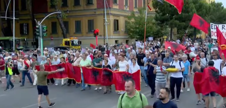 Dita e 52-të e protestës, qytetarët nisin marshimin drejt Kryeministrisë