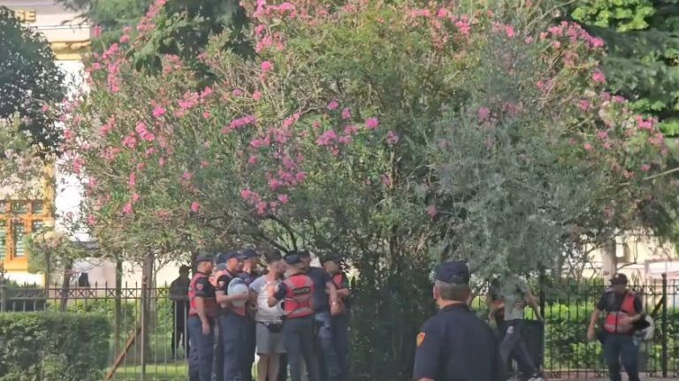 Tensione para Parlamentit, qëllohet sërish në drejtim të deputetëve, shoqërohen në polici 5 persona