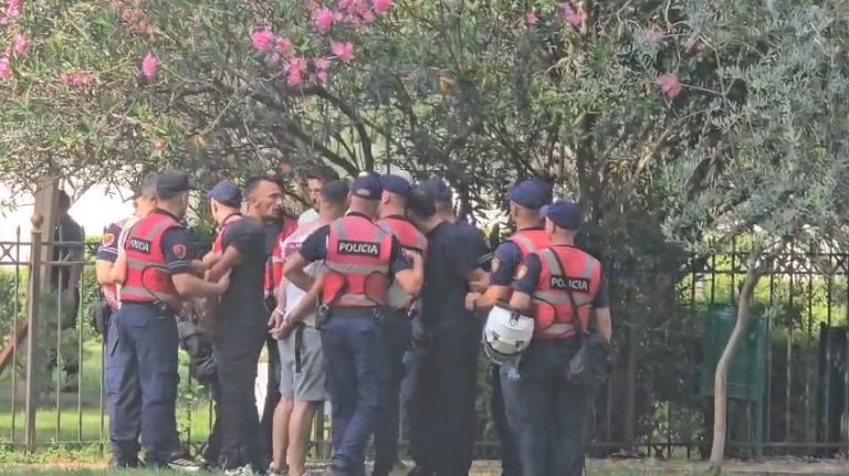Tensione para Parlamentit, qëllohet sërish në drejtim të deputetëve, shoqërohen në polici 5 persona