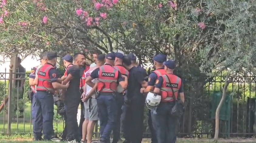 LIVE- Tensione para Parlamentit, qëllohet sërish në drejtim të deputetëve, shoqërohen në polici 5 persona
