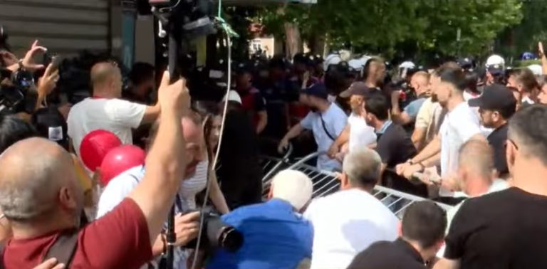 Protestuesit heqin një pjesë të gardhit metalik, policia përdor ndaj tyre spraj djegës