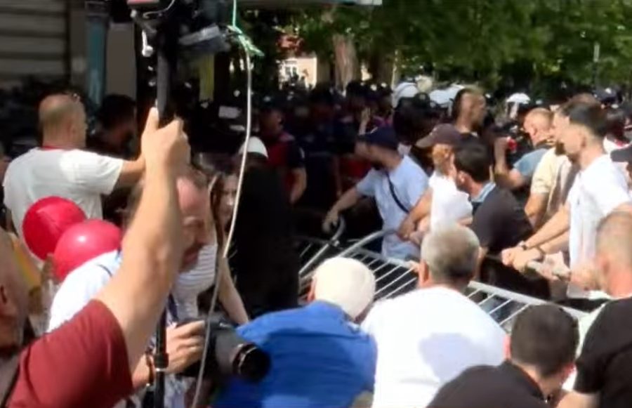 Protestuesit heqin një pjesë të gardhit metalik, policia përdor ndaj tyre spraj djegës