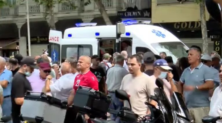 Mbërrin autoambulanca pranë Parlamentit, disa protestues pësojnë probleme shëndetësore