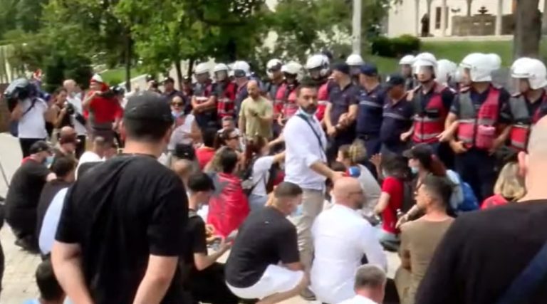 LIVE- Tensione para Parlamentit, shoqërohen 5 persona, policia përdor spraj djegës